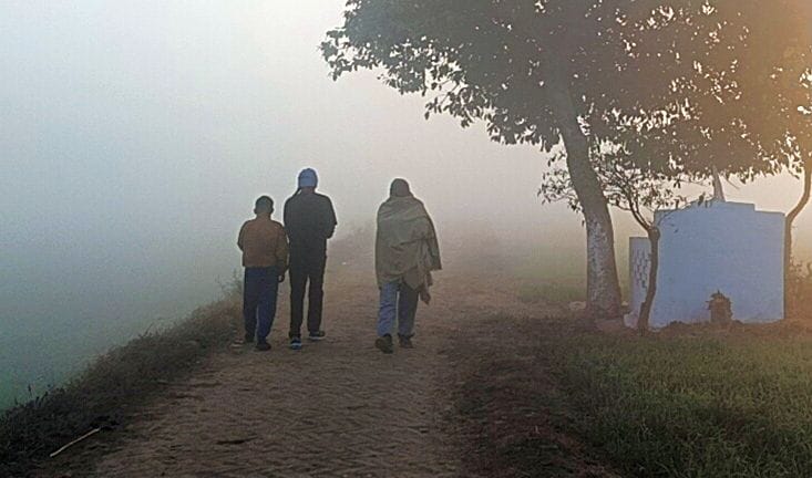 फोटो 52: सोनीपत के गांव रोहट में सुबह ठंड के बीच खेतों में कंबल ओढ़कर गए किसान। संवाद फोटो 52: सोनीपत के गांव रोहट में सुबह ठंड के बीच खेतों में कंबल ओढ़कर गए किसान। संवाद