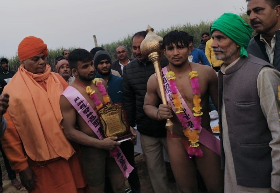 नांगलसोती के गांव चमरौला में कुश्ती में दमखम दिखाते पहलवान।