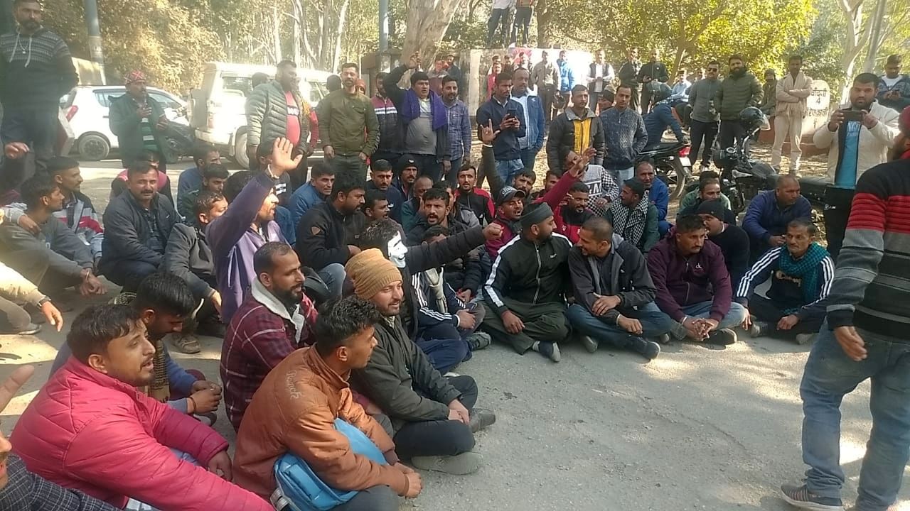 नाहन शहर के दिल्ली गेट पर मोटर वाहन अधिनियम को वापस लेने को लेकर नारेबाजी करते ड्राइवर व आपरेटर