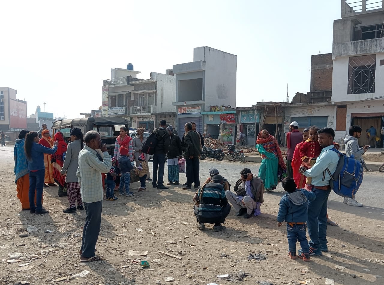 रोडवेज बस स्टैंड के पास राड़ पर खड़ी बसे । संवाद