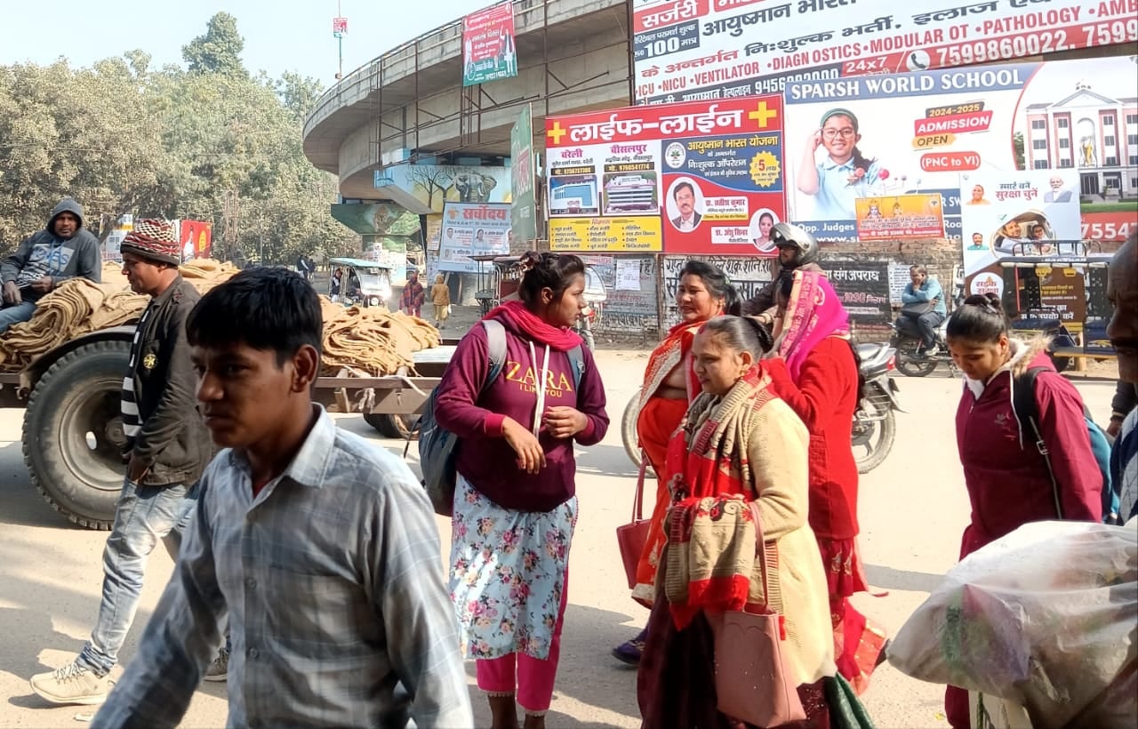 रोडवेज बस स्टैंड के पास राड़ पर खड़ी बसे । संवाद