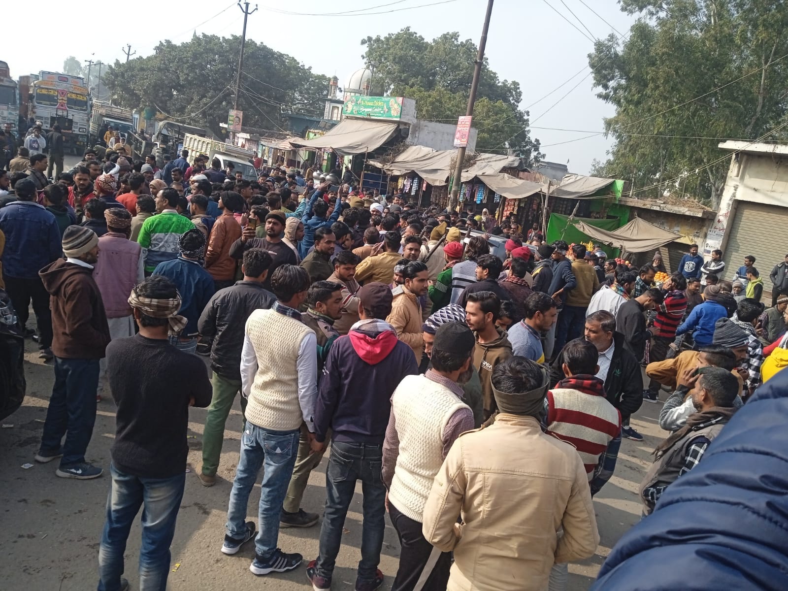 रोडवेज बस स्टैंड के पास राड़ पर खड़ी बसे । संवाद