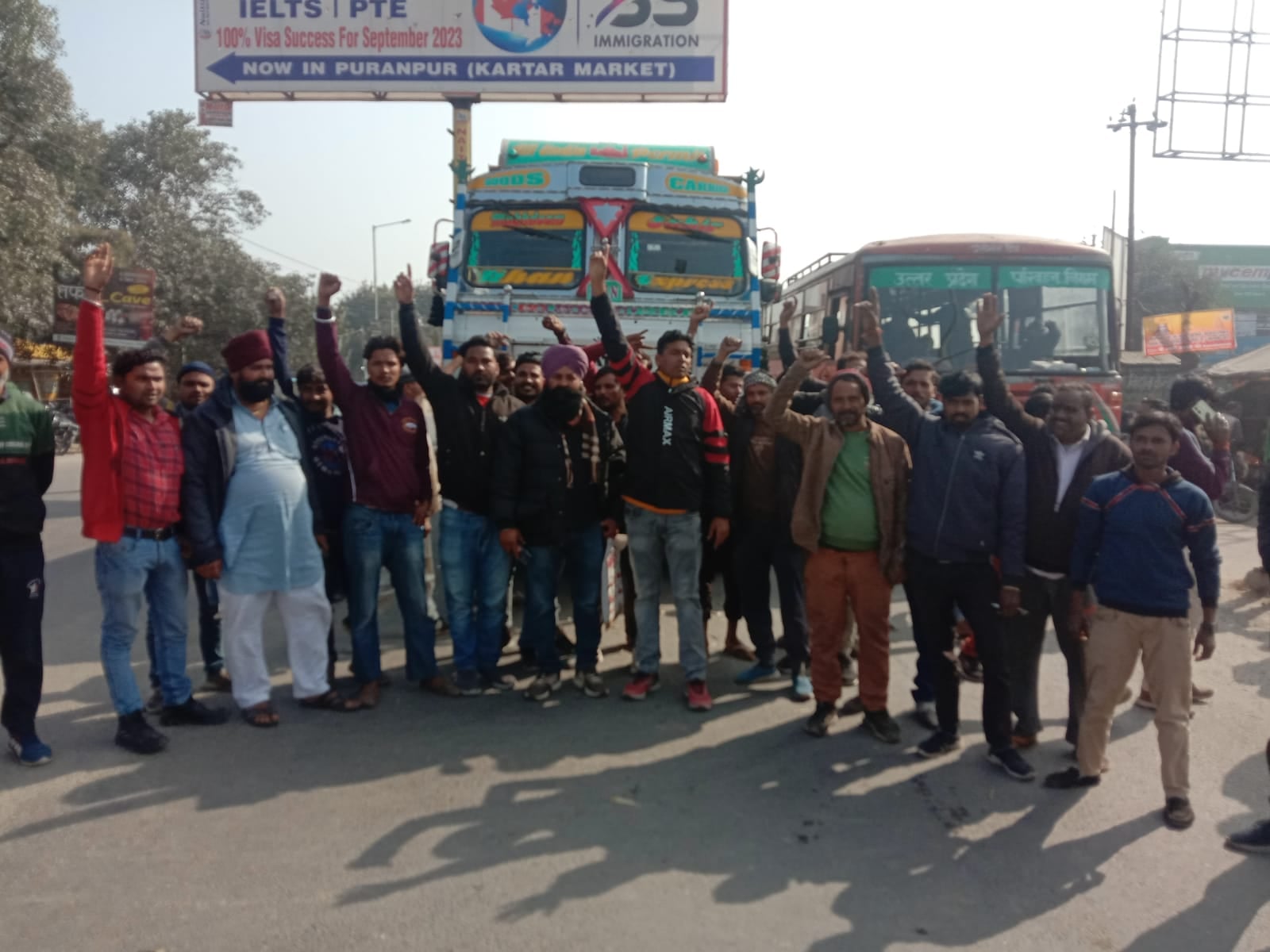 रोडवेज बस स्टैंड के पास राड़ पर खड़ी बसे । संवाद