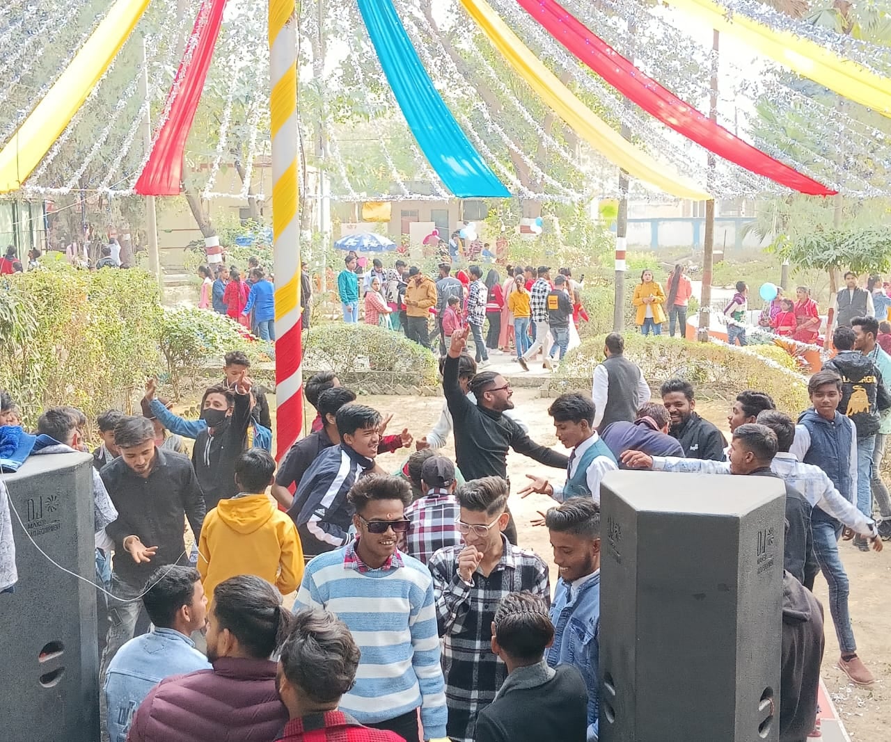 साल के पहले दिन शहर के नेहरू ऊर्जा उघान पर रही बच्चो व लोगो की भीड़ । संवाद