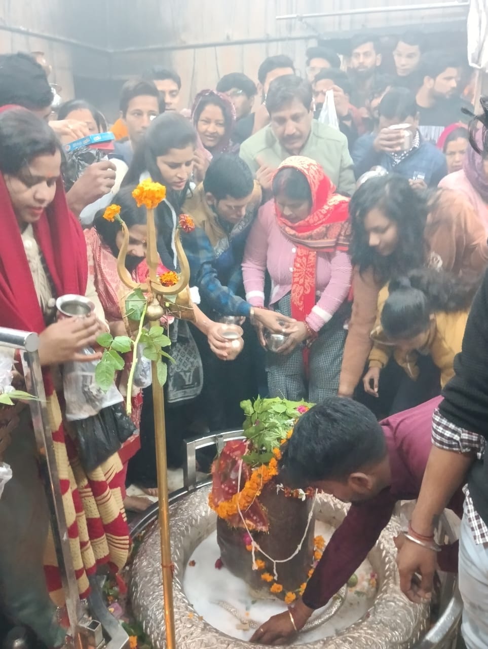 साल के पहले दिन शहर के यशवंतरी देवी मंदिर पर दर्शनो के लिए लगी श्रंद्धालुओ की लाइन । संवाद