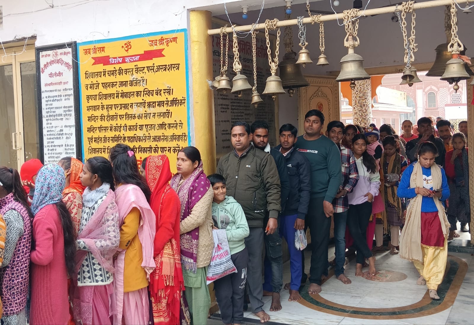 साल के पहले दिन शहर के यशवंतरी देवी मंदिर पर दर्शनो के लिए लगी श्रंद्धालुओ की लाइन । संवाद