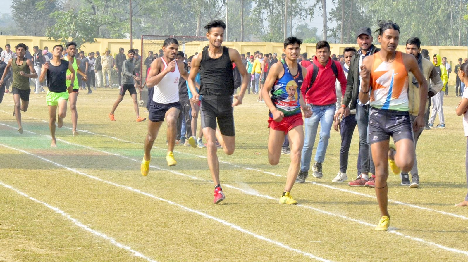 स्पोर्टस स्टेडियम में आयोजित खेलकूद प्रतियोगिता में लंबी कूद में भाग लेते खिलाड़ी। संवाद