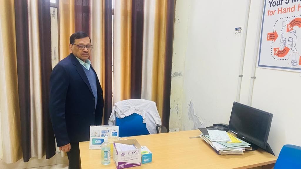 02जेएनडी37 : एक ओपीडी कक्ष का निरीक्षण करते सिविल सर्जन, यहां हीटर चल रहा है, लेकिन चिकित्सक मौ 02जेएनडी37 : एक ओपीडी कक्ष का निरीक्षण करते सिविल सर्जन, यहां हीटर चल रहा है, लेकिन चिकित्सक मौ