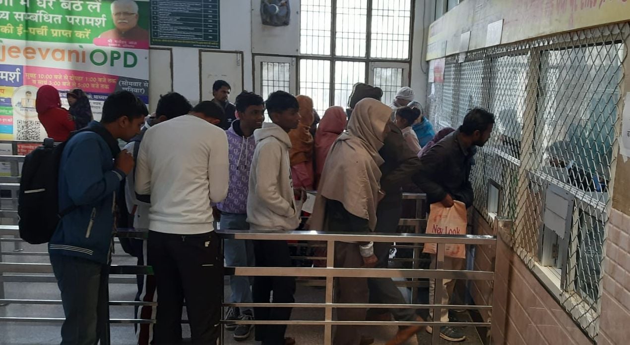 02जेएनडी37 : एक ओपीडी कक्ष का निरीक्षण करते सिविल सर्जन, यहां हीटर चल रहा है, लेकिन चिकित्सक मौ 02जेएनडी37 : एक ओपीडी कक्ष का निरीक्षण करते सिविल सर्जन, यहां हीटर चल रहा है, लेकिन चिकित्सक मौ