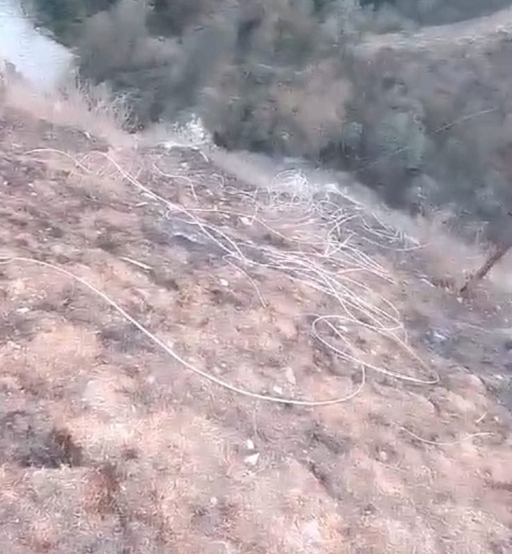 चंबा में चुराह की सेईकोठी पंचायत में बिजली के खंभे से चोरी करने के लिए काटी गई तार।संवाद चंबा में चुराह की सेईकोठी पंचायत में बिजली के खंभे से चोरी करने के लिए काटी गई तार।संवाद