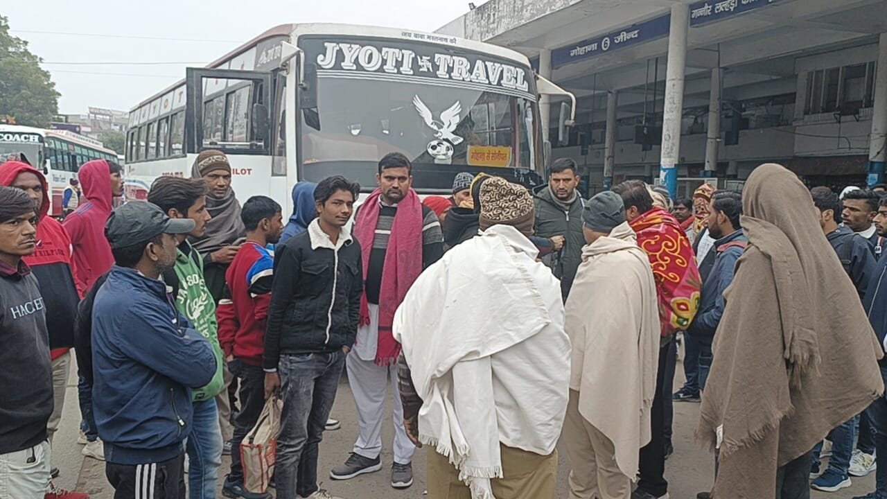 फोटो 04- सोनीपत बस अड्डे पर चालकों की हड़ताल के बीच रोडवेज बस में चढ़ने के लिए मची यात्रियों की फोटो 04- सोनीपत बस अड्डे पर चालकों की हड़ताल के बीच रोडवेज बस में चढ़ने के लिए मची यात्रियों की