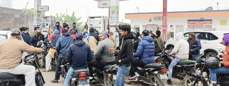 हड़ताल का असर , रोड़वेज बस अड्डे के पास बने पेट्रोल पर लोगो की लगी भीड़। संवाद हड़ताल का असर , रोड़वेज बस अड्डे के पास बने पेट्रोल पर लोगो की लगी भीड़। संवाद