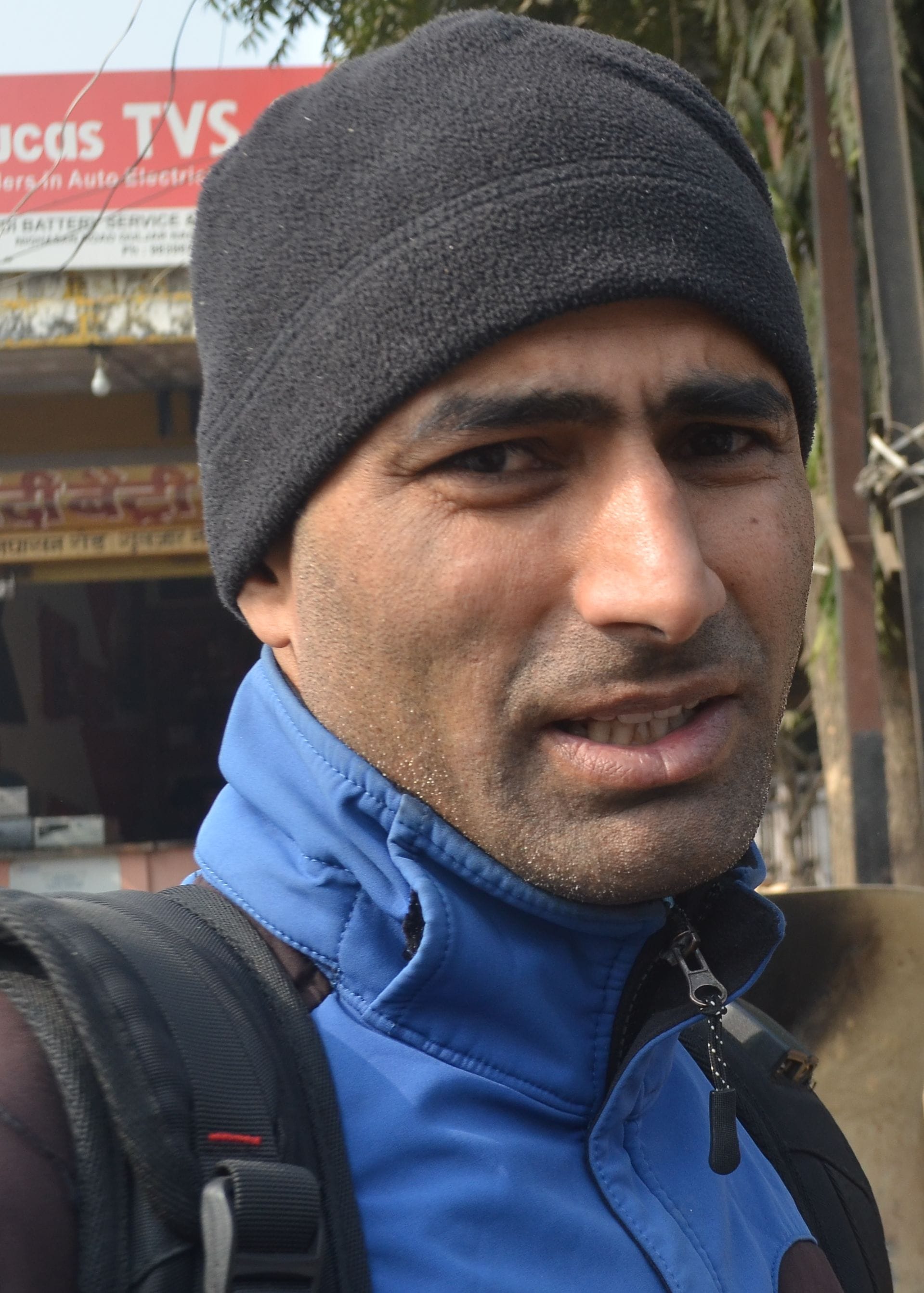 हड़ताल का असर , रोड़वेज बस अड्डे के पास बने पेट्रोल पर लोगो की लगी भीड़। संवाद हड़ताल का असर , रोड़वेज बस अड्डे के पास बने पेट्रोल पर लोगो की लगी भीड़। संवाद