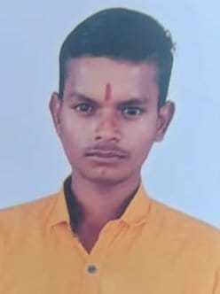 कुंडा कोतवाली के नई बाजार में पेड़ पर फांसी पर लटके छात्र का शव मिलने के बाद जुटी भीड़। संवाद