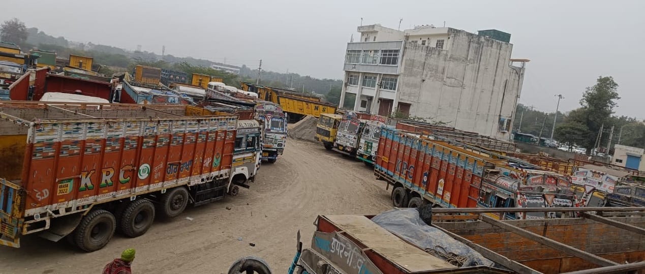 कुरुक्षेत्र। ट्रक चालकों की हड़ताल के चलते पिपली में खड़े ट्रक। संवाद कुरुक्षेत्र। ट्रक चालकों की हड़ताल के चलते पिपली में खड़े ट्रक। संवाद