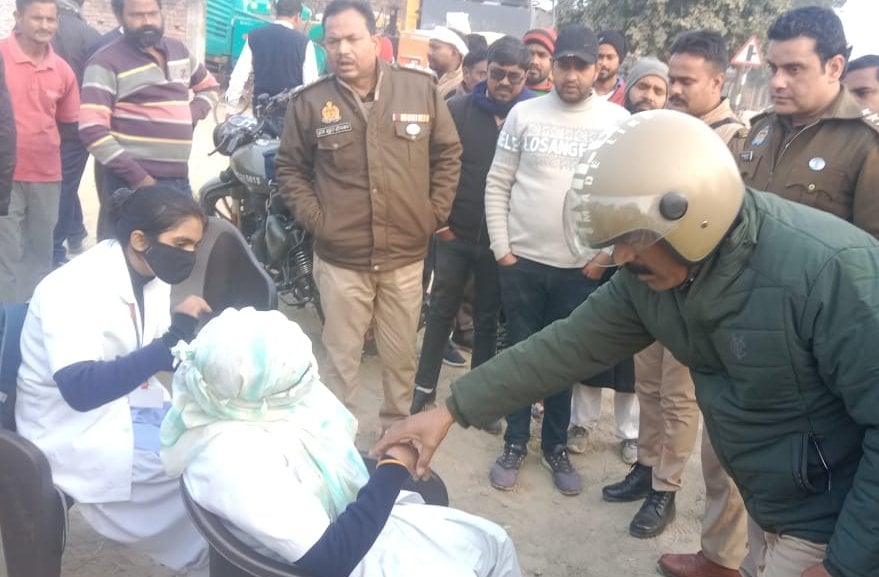 लीलापुर थाने के अजगरा जोगापुर में सीओ लालगंज की गाड़ी की टक्कर से पलटा ई रिक्सा। संवाद लीलापुर थाने के अजगरा जोगापुर में सीओ लालगंज की गाड़ी की टक्कर से पलटा ई रिक्सा। संवाद