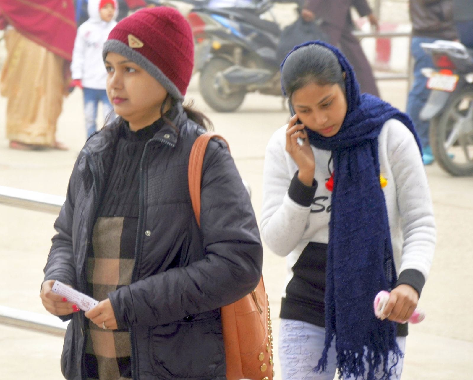 मंगलवार को घने कोहरे के बीच गुजरते लोग। संवाद