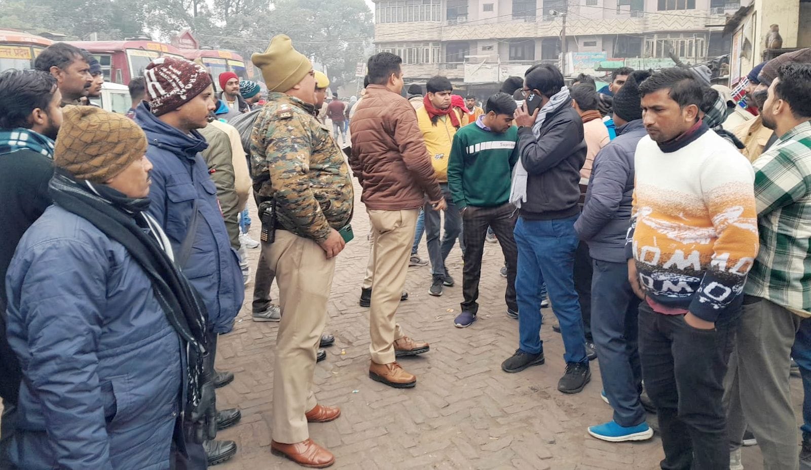 सब्जी मंडी में खरीदारी करती महिला। संवाद सब्जी मंडी में खरीदारी करती महिला। संवाद