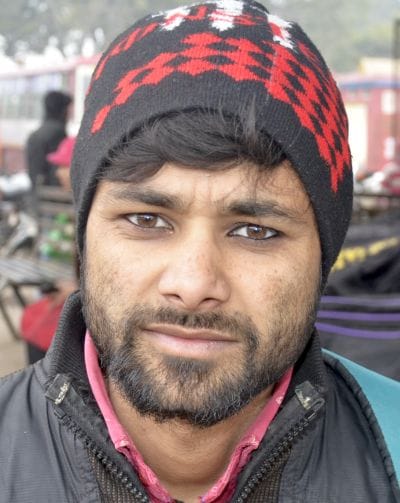 सब्जी मंडी में खरीदारी करती महिला। संवाद सब्जी मंडी में खरीदारी करती महिला। संवाद