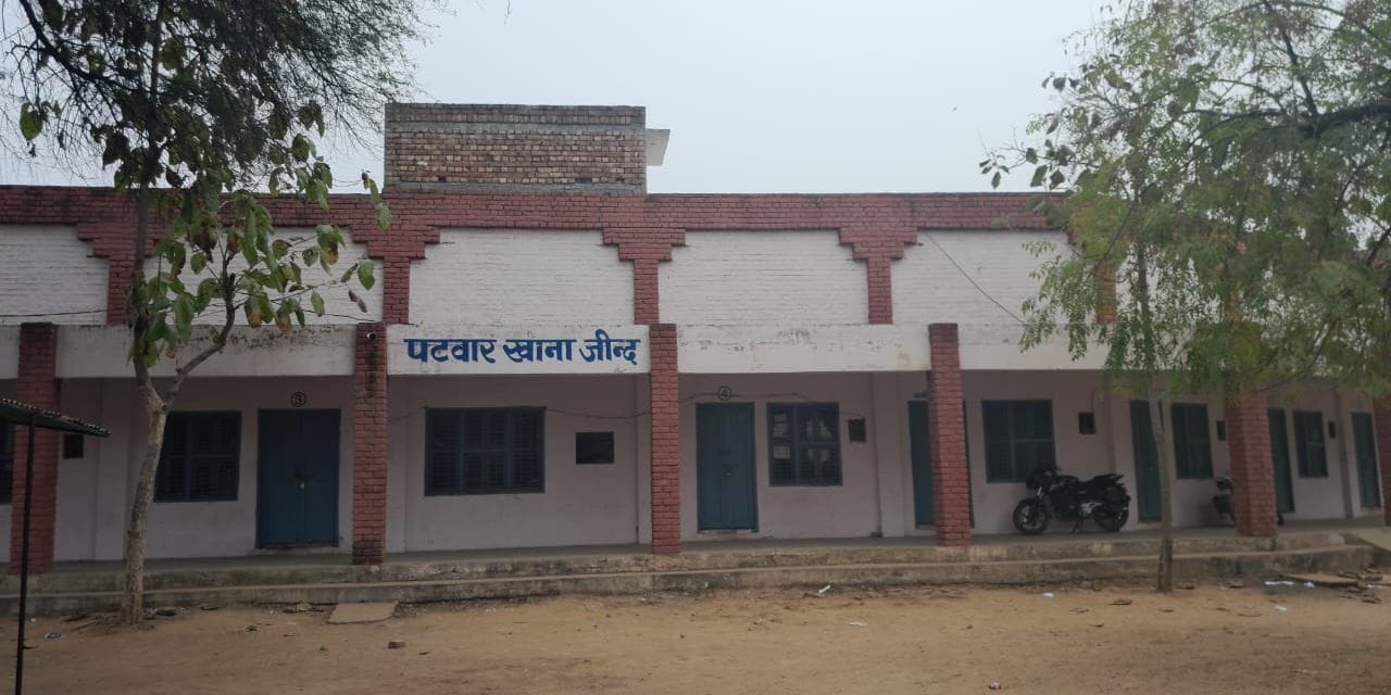 03जेएनडी27 : पटवार भवन में धरने पर बैठे पटवारी व कानूनगो। संवाद