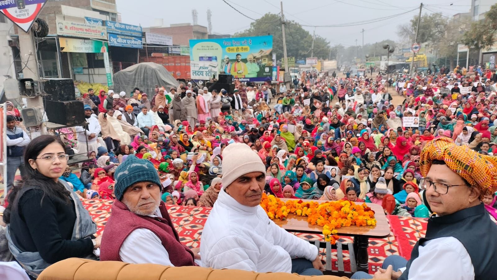 03जेएनडी35 : जींद के विकास की मांग को लेकर क्लश यात्रा निकालती महिलाएं। संवाद