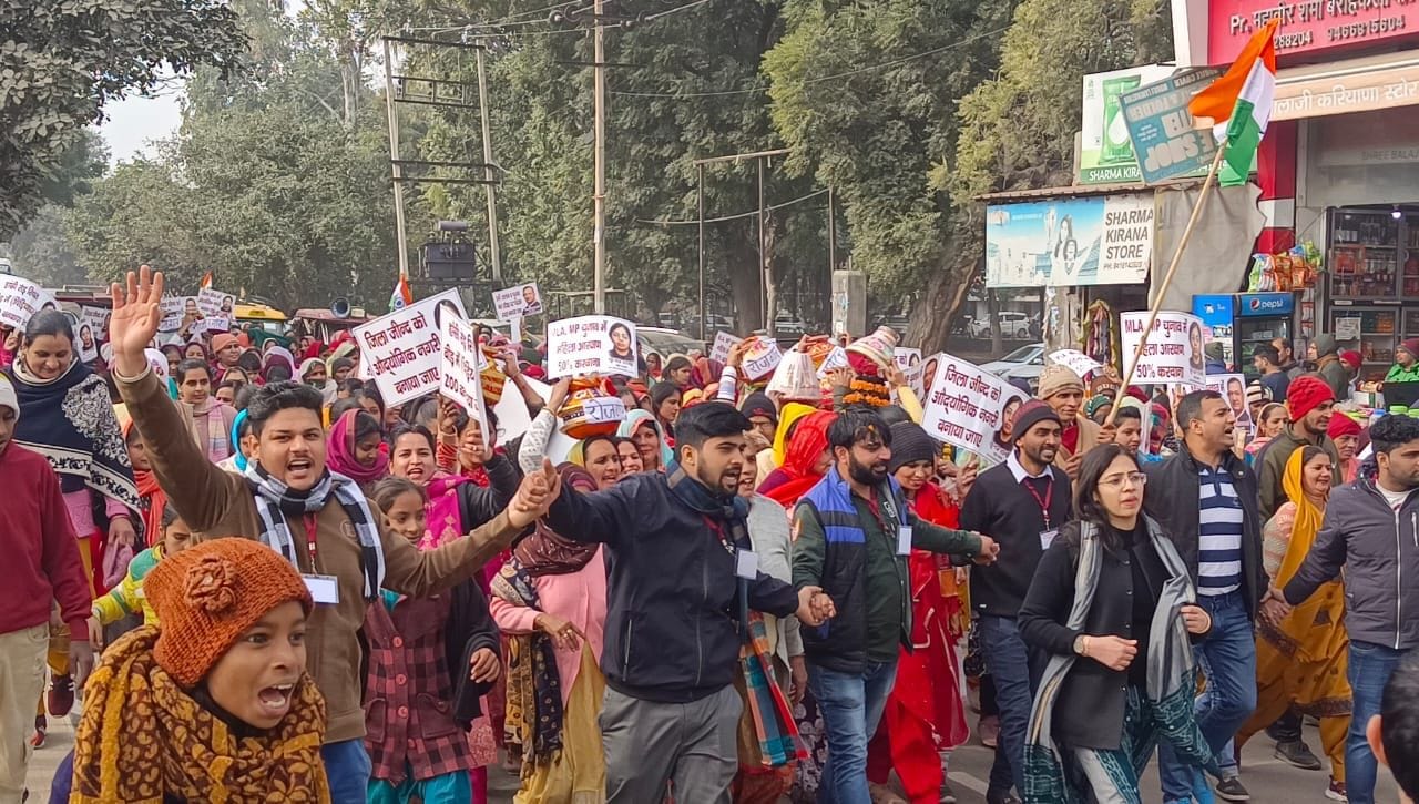03जेएनडी35 : जींद के विकास की मांग को लेकर क्लश यात्रा निकालती महिलाएं। संवाद