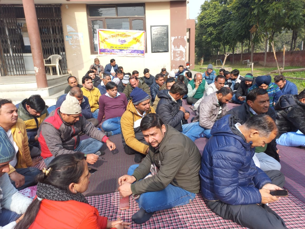 कुरुक्षेत्र। हड़ताल के कारण पटवार खाने में खाली पड़ी कुर्सियां।संवाद कुरुक्षेत्र। हड़ताल के कारण पटवार खाने में खाली पड़ी कुर्सियां।संवाद