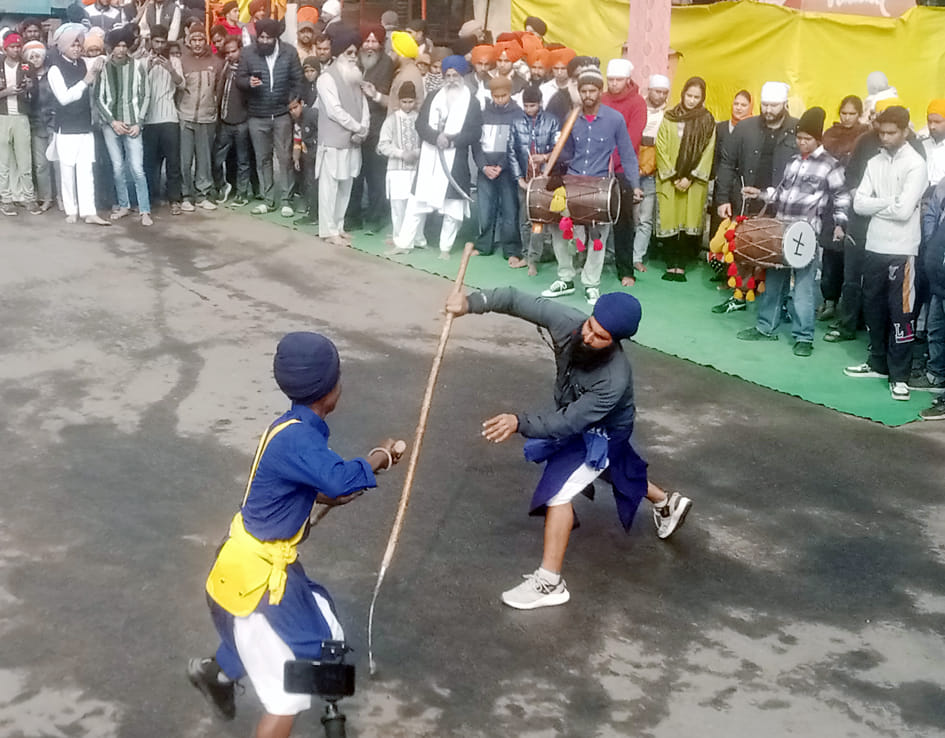 पलिया में श्री गुरू गोविंद सिंह के निकाले गए कीर्तन में शामिल भीड़। संवाद पलिया में श्री गुरू गोविंद सिंह के निकाले गए कीर्तन में शामिल भीड़। संवाद