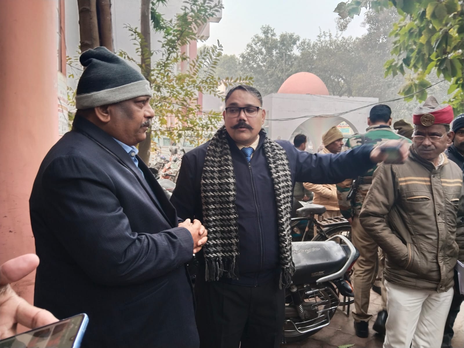 विकास भवन पर घायल अमित को पकड़े उसकी बहन व मौजूद पुलिस । संवाद विकास भवन पर घायल अमित को पकड़े उसकी बहन व मौजूद पुलिस । संवाद