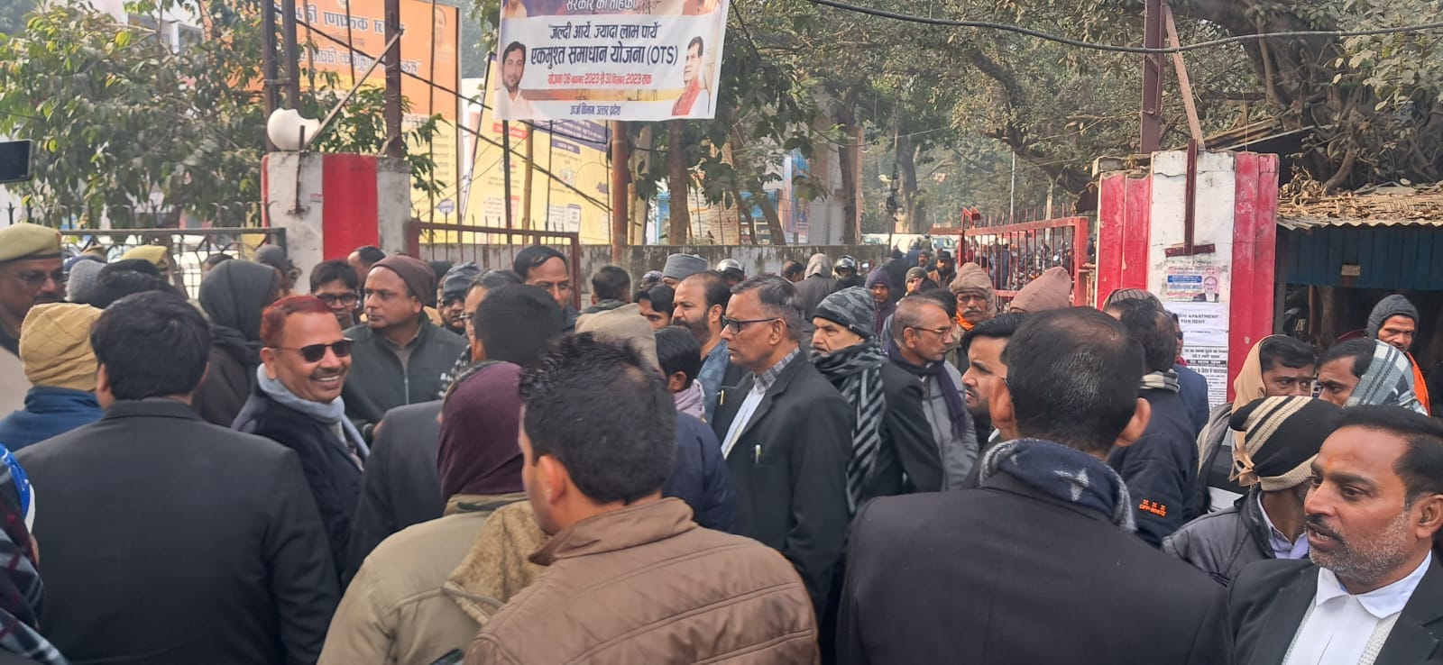 विकास भवन पर घायल अमित को पकड़े उसकी बहन व मौजूद पुलिस । संवाद विकास भवन पर घायल अमित को पकड़े उसकी बहन व मौजूद पुलिस । संवाद