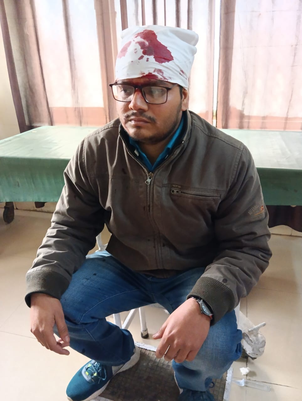 विकास भवन पर घायल अमित को पकड़े उसकी बहन व मौजूद पुलिस । संवाद विकास भवन पर घायल अमित को पकड़े उसकी बहन व मौजूद पुलिस । संवाद