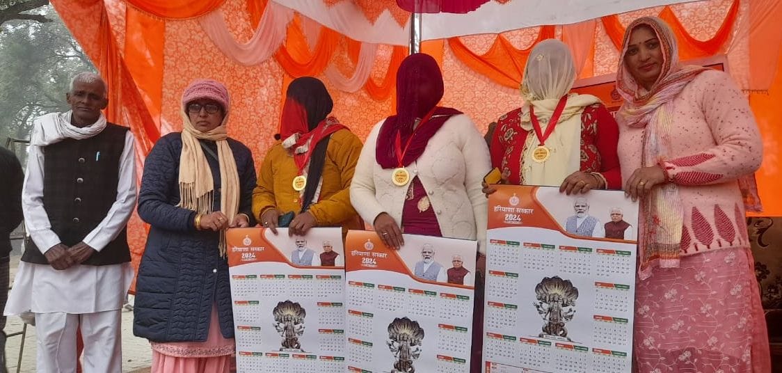 04जेएनडी05: गोपाल स्कूल में पात्र लोगों को गैस सिलिंडर देते हुए। संवाद 04जेएनडी05: गोपाल स्कूल में पात्र लोगों को गैस सिलिंडर देते हुए। संवाद
