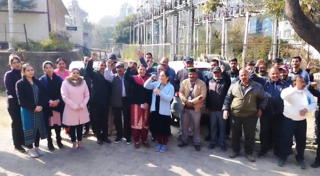 बद्दी में सैलरी न मिलने पर नारेबाजी करते बिजली बोर्ड के कर्मचारी। संवाद बद्दी में सैलरी न मिलने पर नारेबाजी करते बिजली बोर्ड के कर्मचारी। संवाद