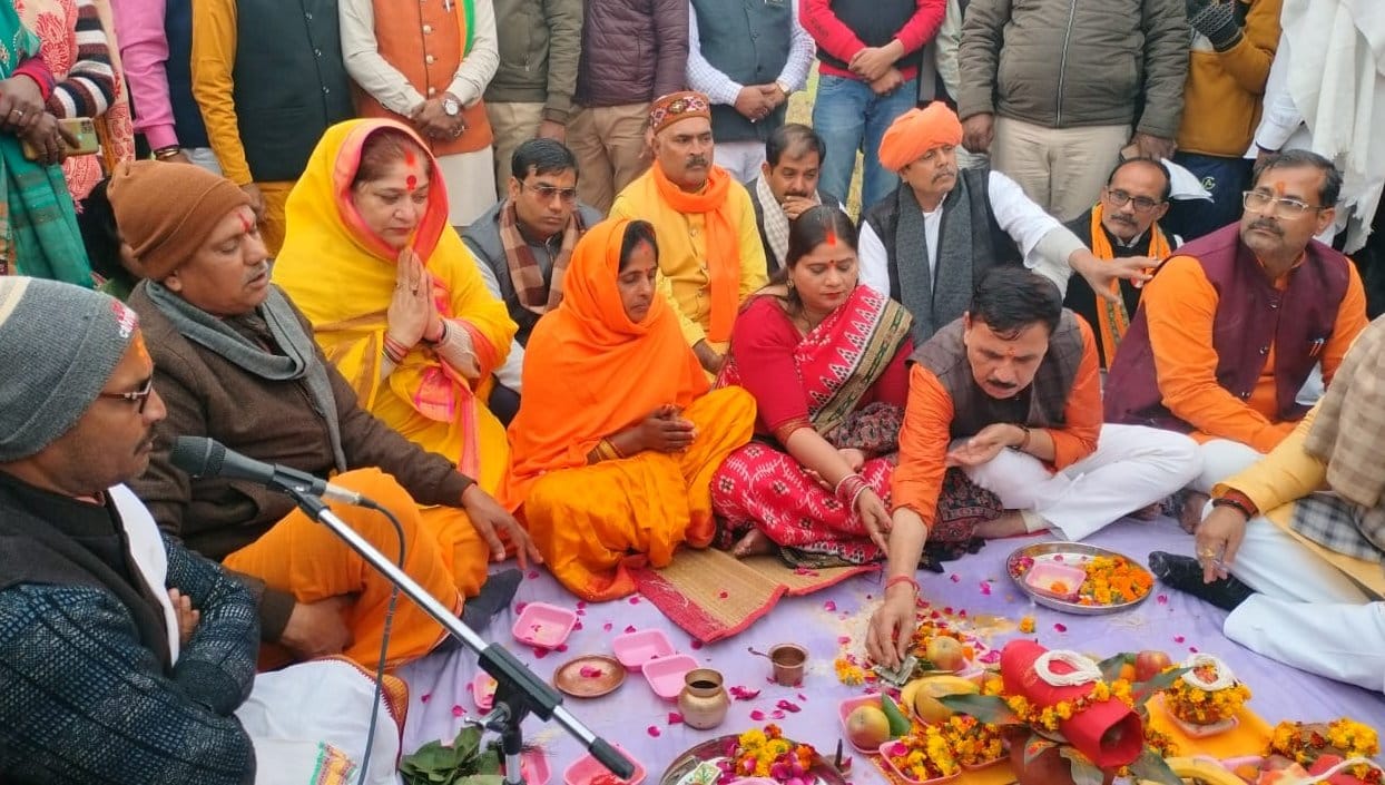 हीरागंज में नगर पंचायत में आयोजित जनसभा में लाइव प्रसारण बोलती केन्द्रीय मंत्री स्मृति ईरानी। स