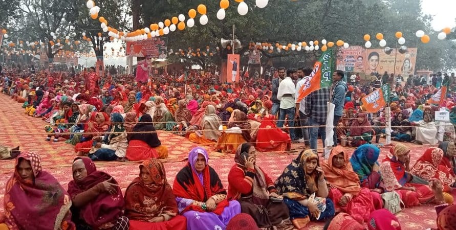 हीरागंज में नगर पंचायत में आयोजित जनसभा में लाइव प्रसारण बोलती केन्द्रीय मंत्री स्मृति ईरानी। स