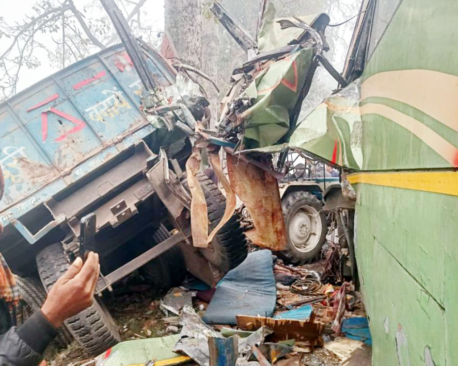 पलिया-निघासन रोड पर बेला के पास ट्राली में घुसी बस। संवाद पलिया-निघासन रोड पर बेला के पास ट्राली में घुसी बस। संवाद