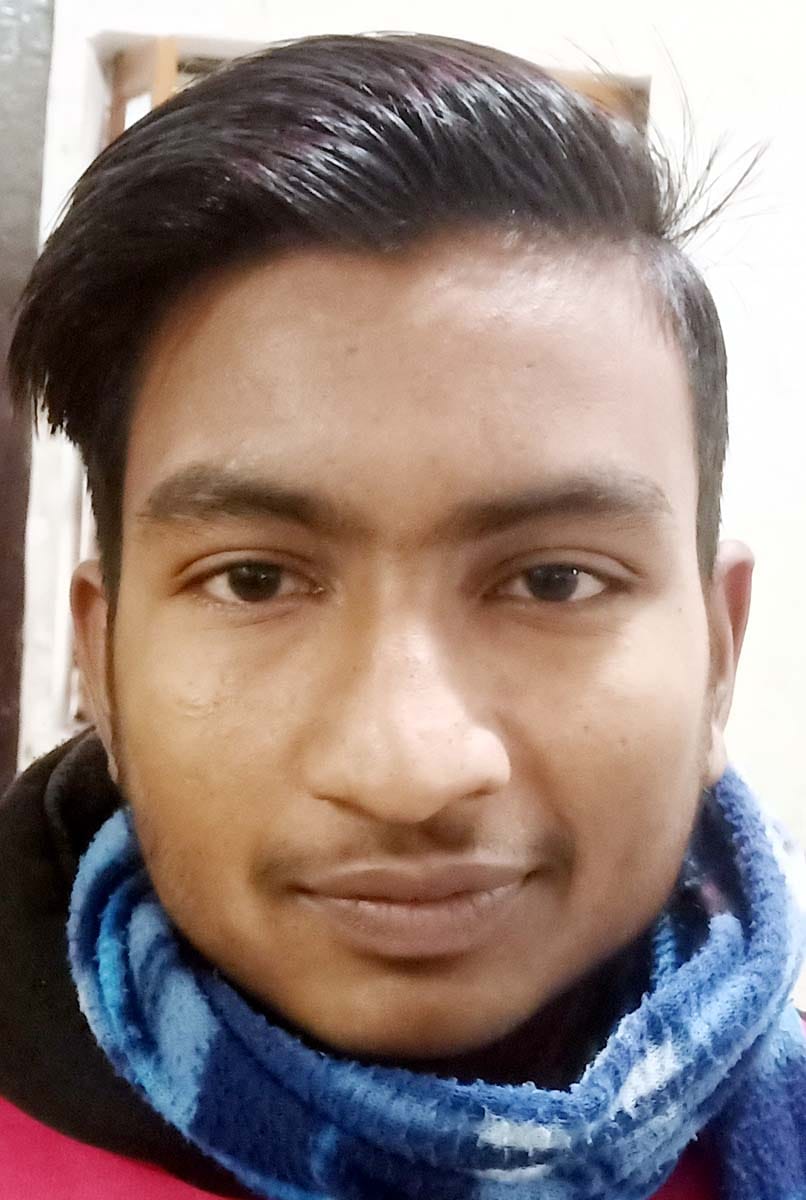 पुवायां में आयोजित रोजगार मेले में मोबाइल की टार्च जलाकर आवेदन भरते युवा। संवाद