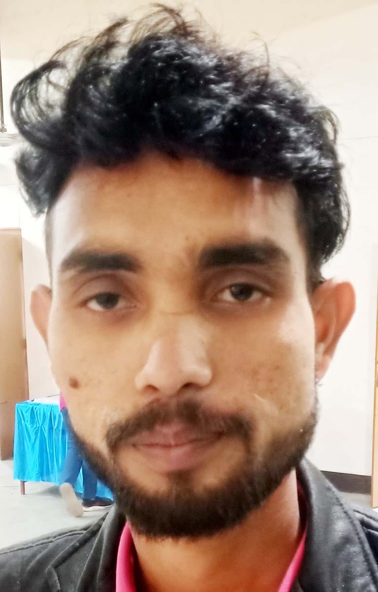 पुवायां में आयोजित रोजगार मेले में मोबाइल की टार्च जलाकर आवेदन भरते युवा। संवाद