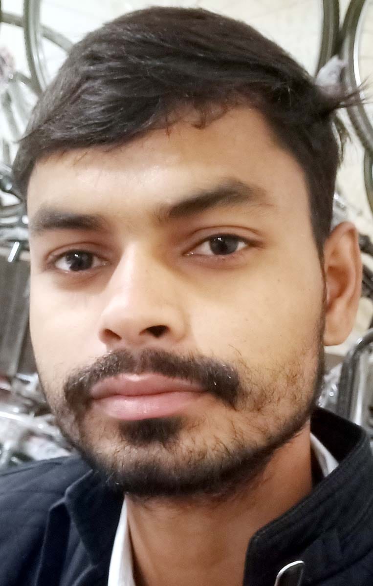 पुवायां में आयोजित रोजगार मेले में मोबाइल की टार्च जलाकर आवेदन भरते युवा। संवाद