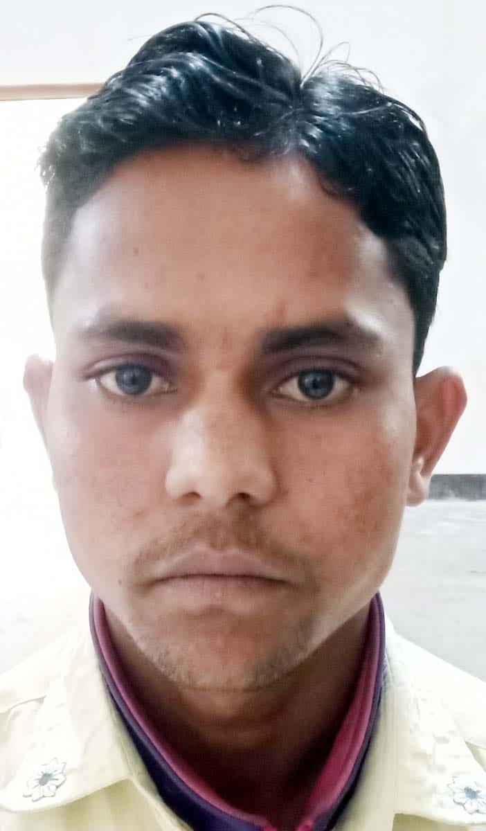 पुवायां में आयोजित रोजगार मेले में मोबाइल की टार्च जलाकर आवेदन भरते युवा। संवाद
