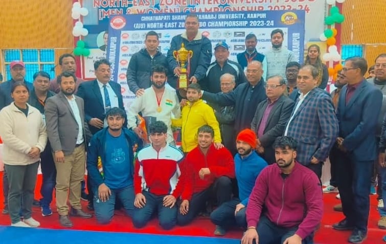 06सीटीके42..एमडीयू में आयोजित जूडो प्रतियोगिता में जीतने के बाद मौजूद खिलाड़ी। स्रोत:एमडीयू
