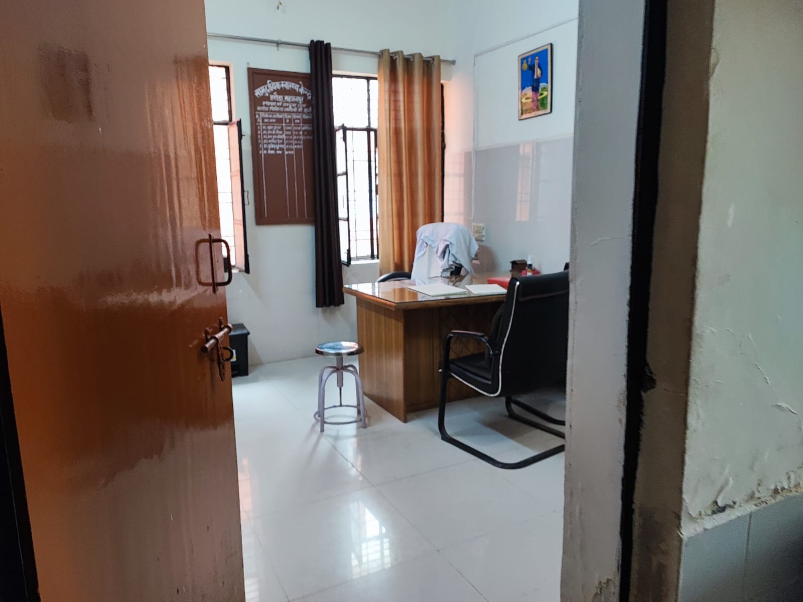 बेहट सीएचसी में घायलों का उपचार करते स्वास्थ्यकर्मी। संवाद बेहट सीएचसी में घायलों का उपचार करते स्वास्थ्यकर्मी। संवाद