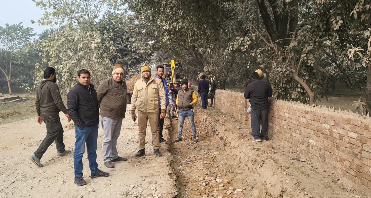 बालावाली में गंगा पुल के पहुंच मार्ग के निर्माण कार्य के लिए खुदाई करती जेसीबी।