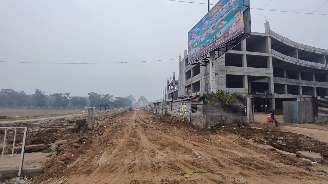 एचपीएचसी के एसडीओ से मंत्रणा करते दुकानदार। संवाद एचपीएचसी के एसडीओ से मंत्रणा करते दुकानदार। संवाद