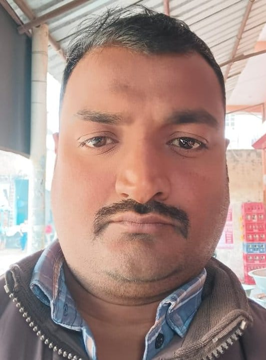 जगेशरगंज बाजार में सड़क पर फैले कीचड़ से चलना हुआ दूभर। संवाद जगेशरगंज बाजार में सड़क पर फैले कीचड़ से चलना हुआ दूभर। संवाद