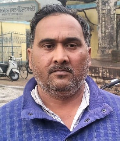 जगेशरगंज बाजार में सड़क पर फैले कीचड़ से चलना हुआ दूभर। संवाद जगेशरगंज बाजार में सड़क पर फैले कीचड़ से चलना हुआ दूभर। संवाद
