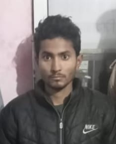 पुलिस गिरफ्त में हत्या के आरोपी।