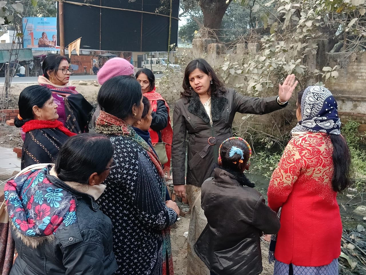 टनकपुर रोड पर नेहरू ऊर्जा उघान के पास धार्मिक स्थल पर हिंदू संगठनो के लोगो से वार्ता करते एडीएम टनकपुर रोड पर नेहरू ऊर्जा उघान के पास धार्मिक स्थल पर हिंदू संगठनो के लोगो से वार्ता करते एडीएम
