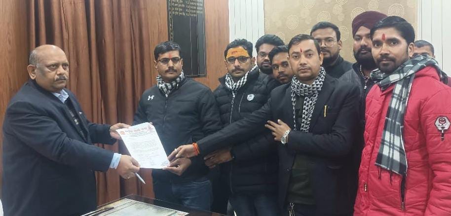 टनकपुर रोड पर नेहरू ऊर्जा उघान के पास धार्मिक स्थल पर हिंदू संगठनो के लोगो से वार्ता करते एडीएम टनकपुर रोड पर नेहरू ऊर्जा उघान के पास धार्मिक स्थल पर हिंदू संगठनो के लोगो से वार्ता करते एडीएम