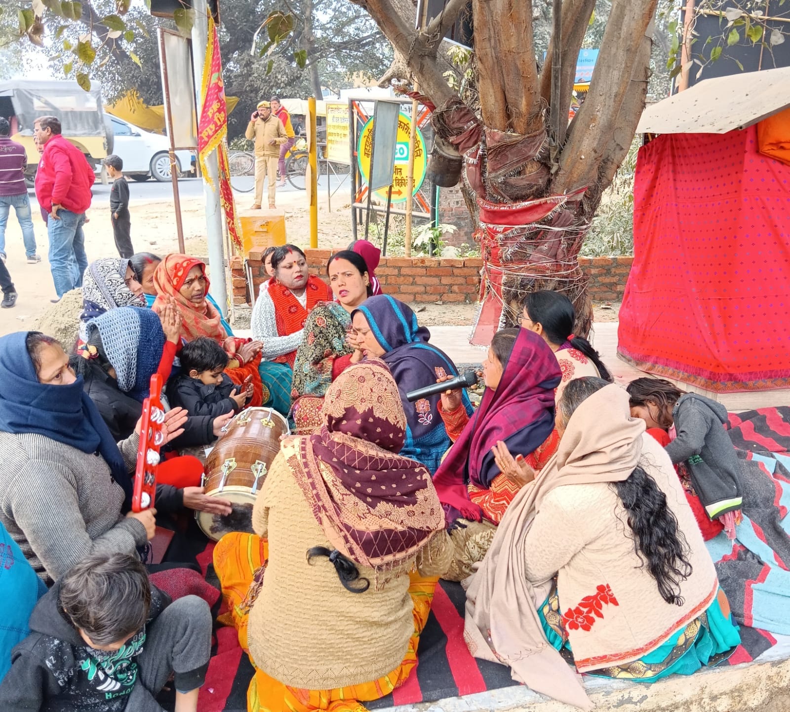 टनकपुर रोड पर नेहरू ऊर्जा उघान के पास धार्मिक स्थल पर हिंदू संगठनो के लोगो से वार्ता करते एडीएम टनकपुर रोड पर नेहरू ऊर्जा उघान के पास धार्मिक स्थल पर हिंदू संगठनो के लोगो से वार्ता करते एडीएम